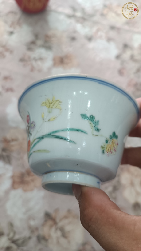 古玩陶瓷粉彩蝶戀花紋茶碗真品鑒賞圖