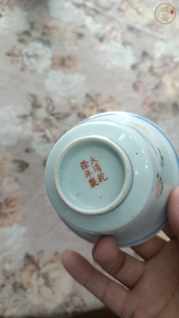 古玩陶瓷粉彩蝶戀花紋茶碗真品鑒賞圖