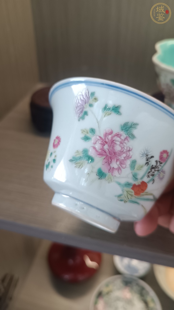 古玩陶瓷粉彩蝶戀花紋茶碗真品鑒賞圖