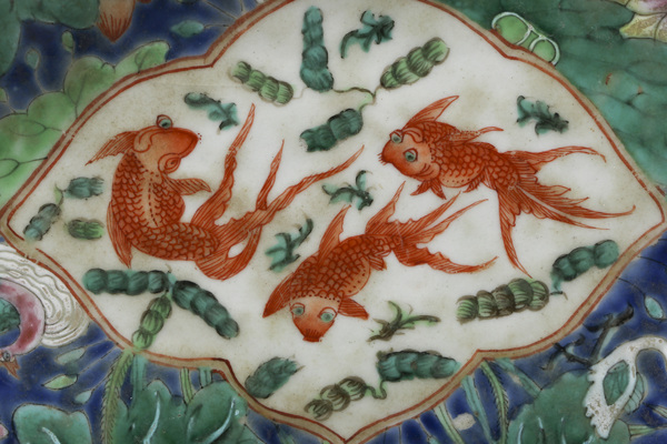 古玩陶瓷晚清·粉彩蓮池游禽開窗魚藻紋海棠形供盤拍賣，當(dāng)前價格1408元