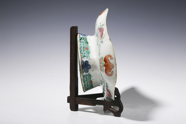 古玩陶瓷晚清·粉彩蓮池游禽開窗魚藻紋海棠形供盤拍賣，當(dāng)前價格1408元