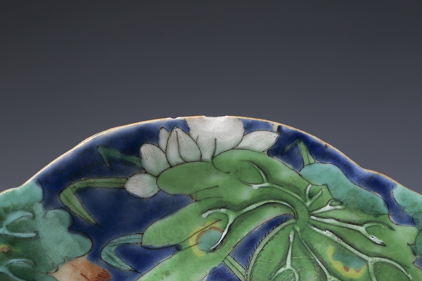 古玩陶瓷晚清·粉彩蓮池游禽開窗魚藻紋海棠形供盤拍賣，當(dāng)前價格1408元