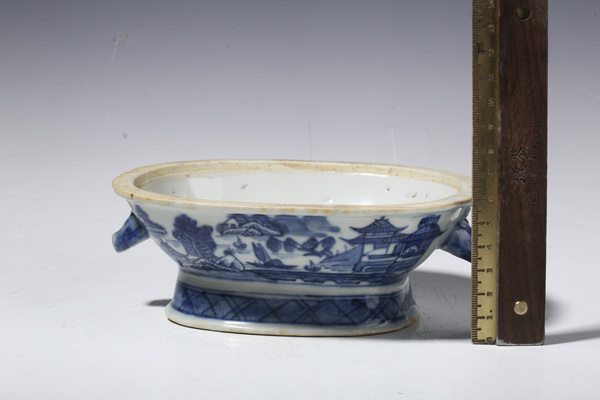古玩陶瓷清 乾隆·青花山水樓閣紋獸耳小鍋拍賣，當(dāng)前價(jià)格0元