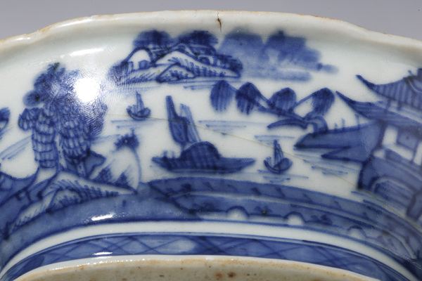 古玩陶瓷清 乾隆·青花山水樓閣紋獸耳小鍋拍賣，當(dāng)前價(jià)格0元