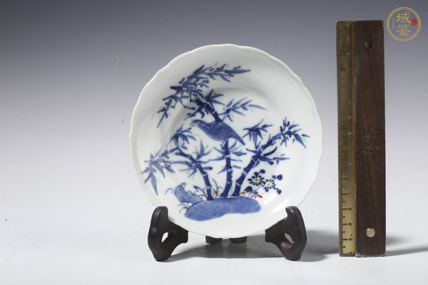 古玩陶瓷晚清·青花加彩英雄獨立紋花口盤真品鑒賞圖