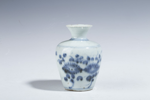 古玩嚴(yán)選清中期·青花花卉紋撇口小瓶拍賣，當(dāng)前價格5325元