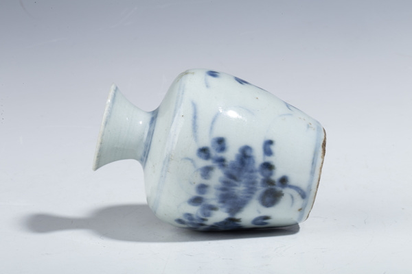 古玩陶瓷清中期·青花花卉紋撇口小瓶拍賣，當(dāng)前價格115元