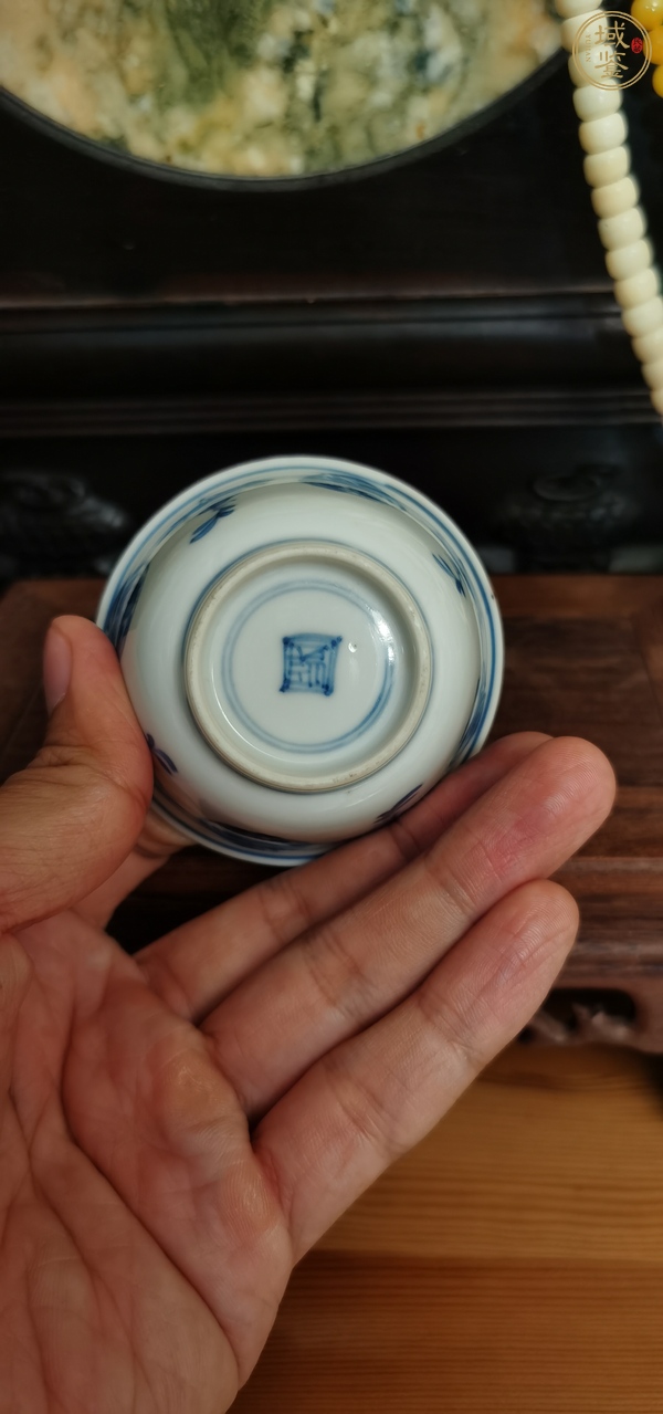 古玩陶瓷青花團(tuán)鶴紋茶杯真品鑒賞圖