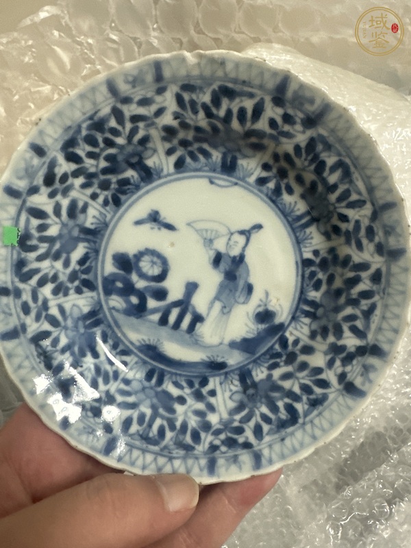 古玩陶瓷仕女花蝶紋青花盤真品鑒賞圖