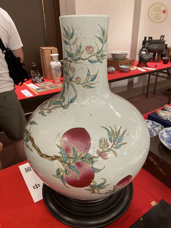 古玩陶瓷桃紋粉彩天球瓶真品鑒賞圖