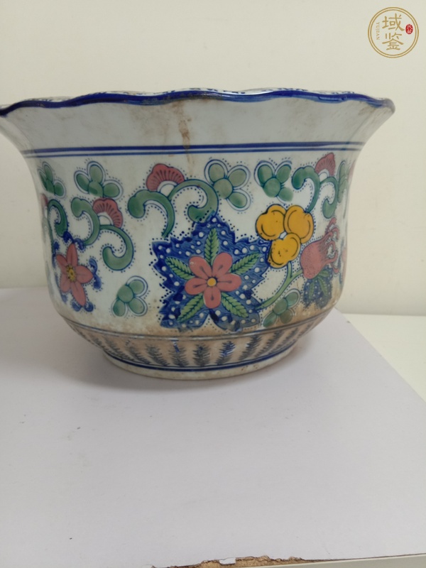 古玩陶瓷青花斗彩花口花盆真品鑒賞圖