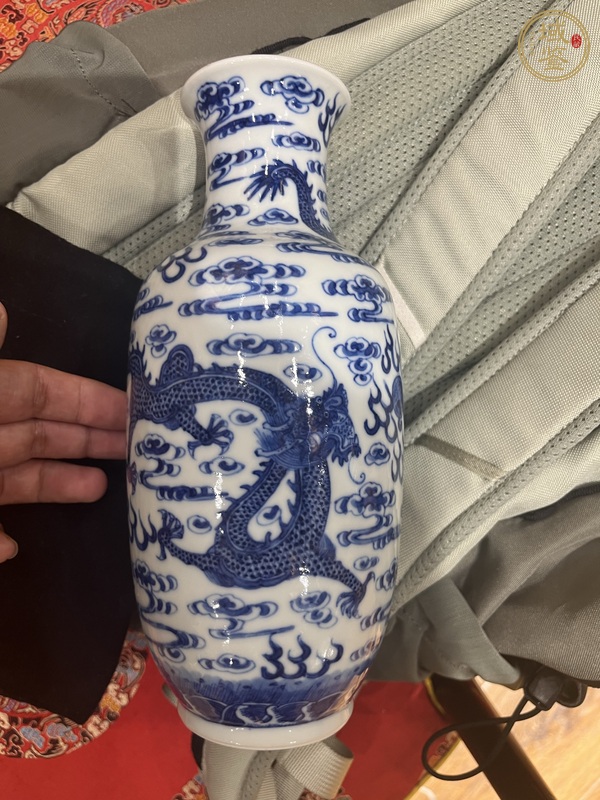 古玩陶瓷龍紋青花瓶真品鑒賞圖