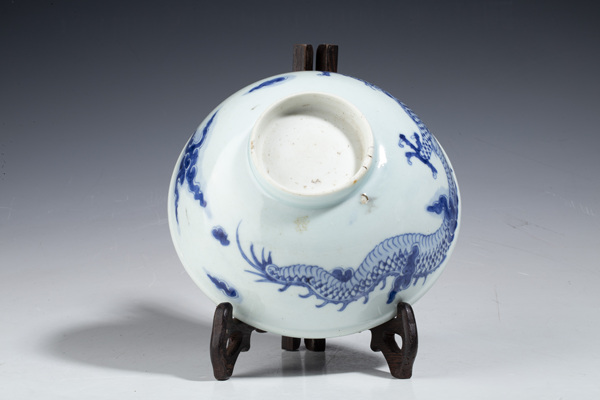 古玩陶瓷清雍正·青花過墻龍紋碗拍賣,當前價格14800元