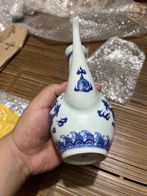 古玩陶瓷青花貼花龍紋執(zhí)壺真品鑒賞圖