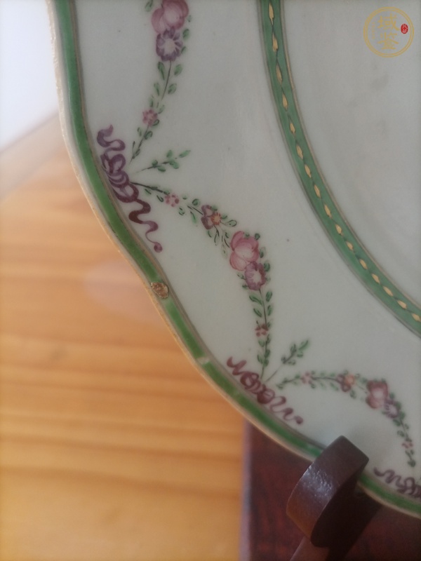 古玩陶瓷乾隆·粉彩花卉紋花口盤真品鑒賞圖