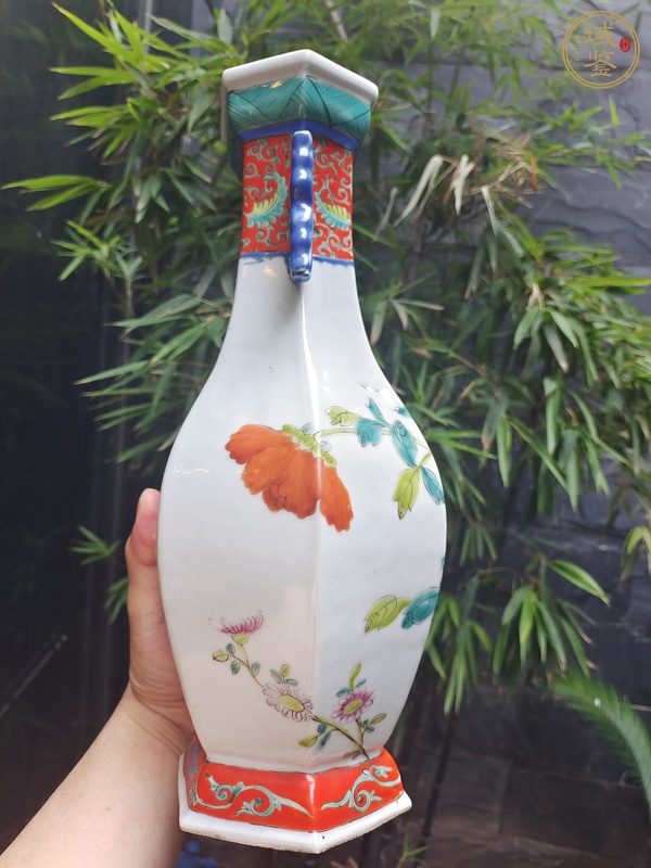 古玩陶瓷粉彩花鳥紋螭龍耳六方瓶真品鑒賞圖