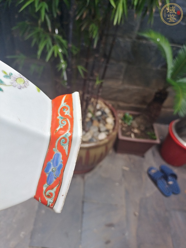 古玩陶瓷粉彩花鳥紋螭龍耳六方瓶真品鑒賞圖