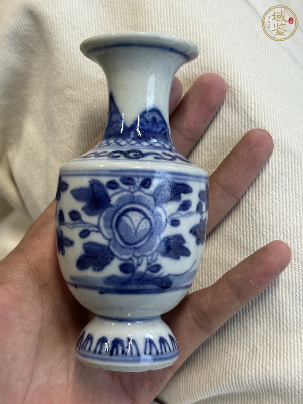 古玩陶瓷花卉紋青花瓶真品鑒賞圖