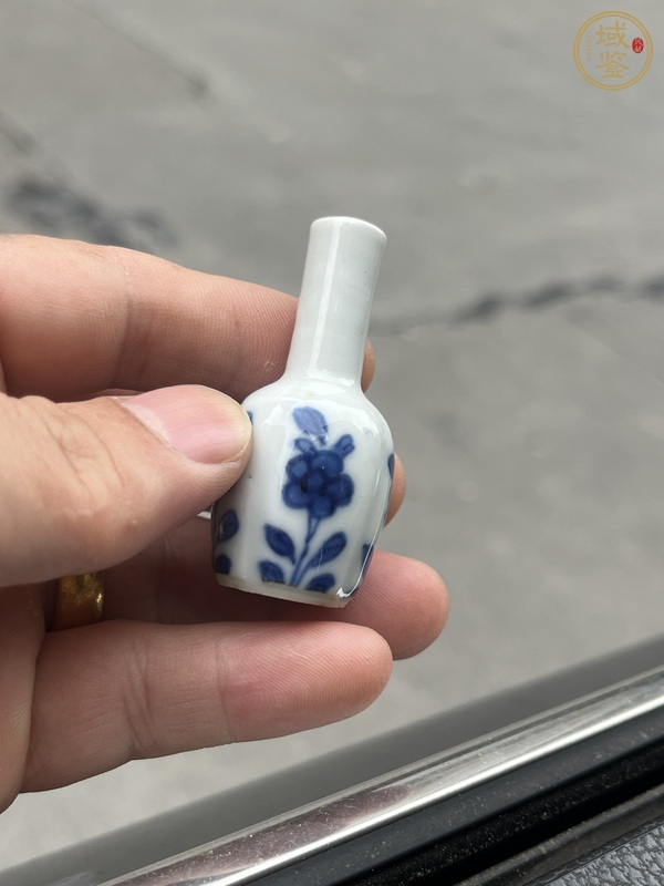 古玩陶瓷花卉紋青花瓶真品鑒賞圖