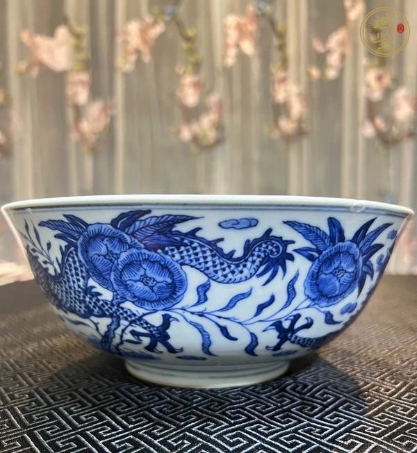 古玩陶瓷青花龍穿花卉紋碗真品鑒賞圖