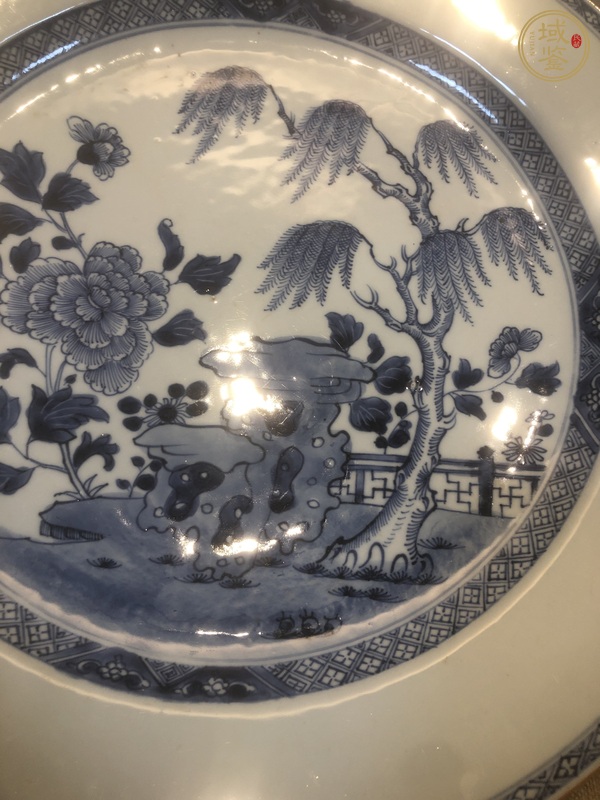 古玩陶瓷花卉紋青花盤真品鑒賞圖