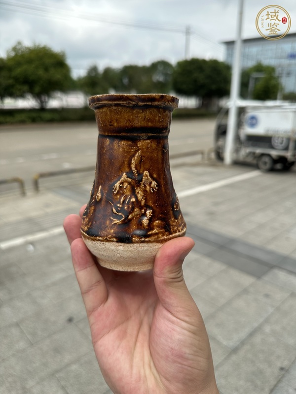 古玩陶瓷褐釉瑞獸紋箸瓶真品鑒賞圖