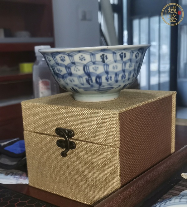 古玩陶瓷青花外銅錢內(nèi)瓔珞紋茶碗真品鑒賞圖