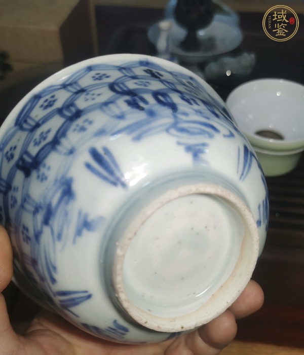 古玩陶瓷青花外銅錢內(nèi)瓔珞紋茶碗真品鑒賞圖