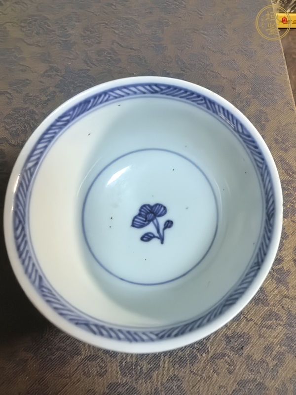 古玩陶瓷花卉紋青花杯真品鑒賞圖