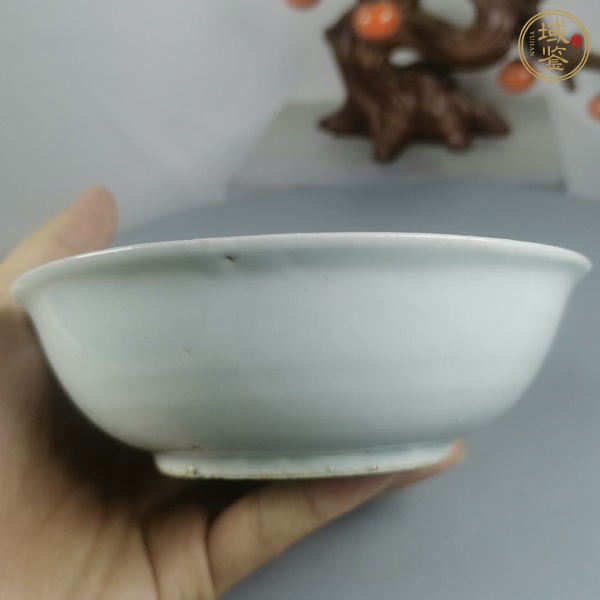 古玩陶瓷暗刻花卉青花紋碗真品鑒賞圖