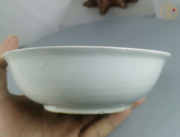 古玩陶瓷暗刻花卉青花紋碗真品鑒賞圖