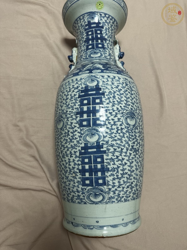 古玩陶瓷纏枝花囍字紋青花瓶真品鑒賞圖