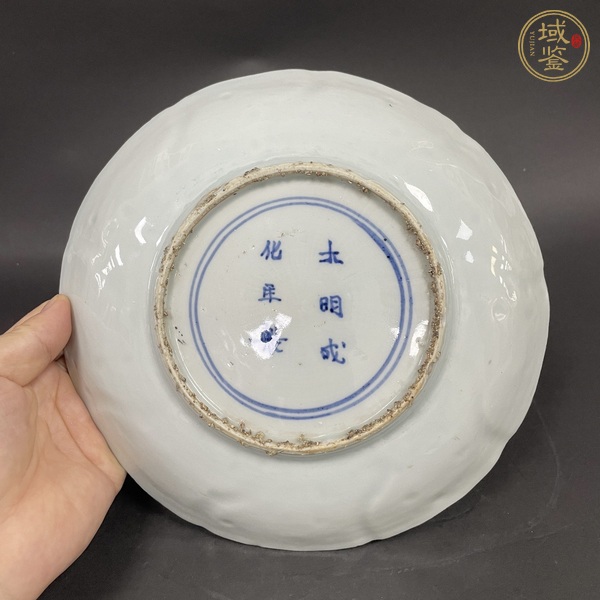 古玩陶瓷青花暗刻獅子繡球紋臥盤真品鑒賞圖