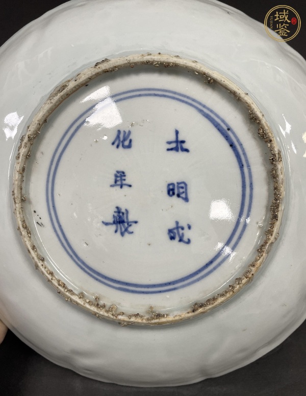 古玩陶瓷青花暗刻獅子繡球紋臥盤真品鑒賞圖