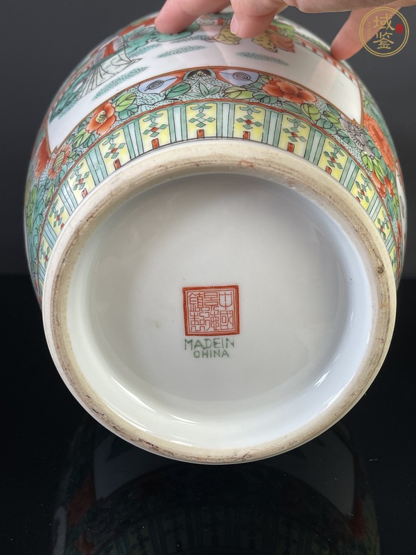 古玩陶瓷五彩開(kāi)窗人物花藍(lán)瓶真品鑒賞圖