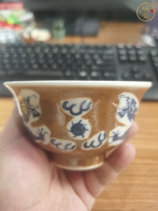 古玩陶瓷紫金釉青花趕珠龍紋杯真品鑒賞圖