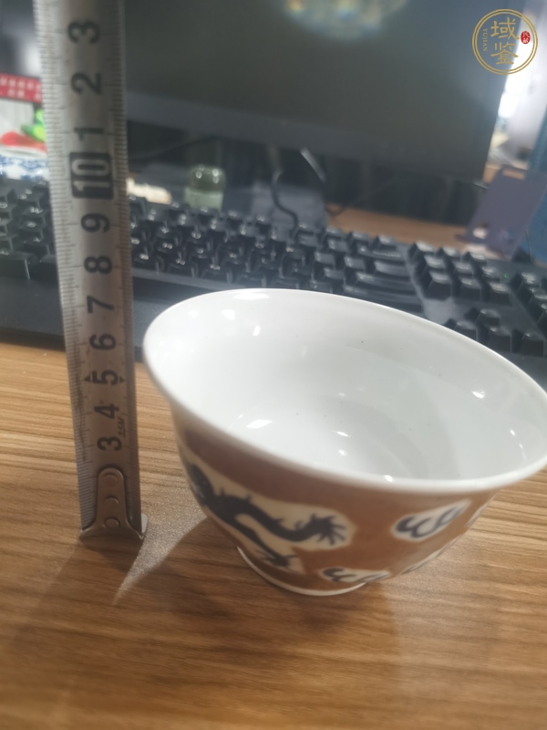 古玩陶瓷紫金釉青花趕珠龍紋杯真品鑒賞圖