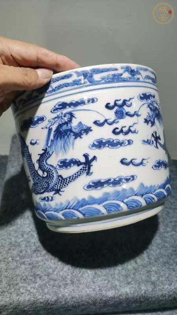 古玩陶瓷二龍戲珠青花圈足筒式香爐真品鑒賞圖