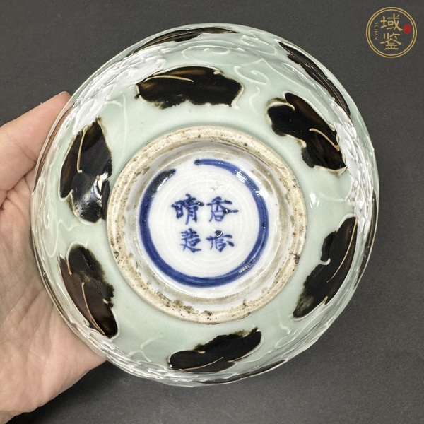 古玩陶瓷日本瓷外堆花內(nèi)青花龍紋碗真品鑒賞圖