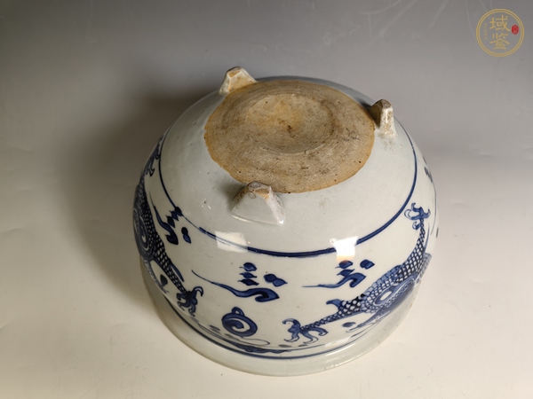 古玩陶瓷清早雙龍戲珠青花三足香爐真品鑒賞圖