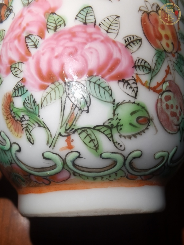 古玩陶瓷花鳥蝶紋廣彩執(zhí)杯真品鑒賞圖