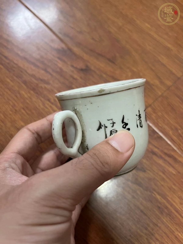 古玩陶瓷花卉紋粉彩執(zhí)杯真品鑒賞圖