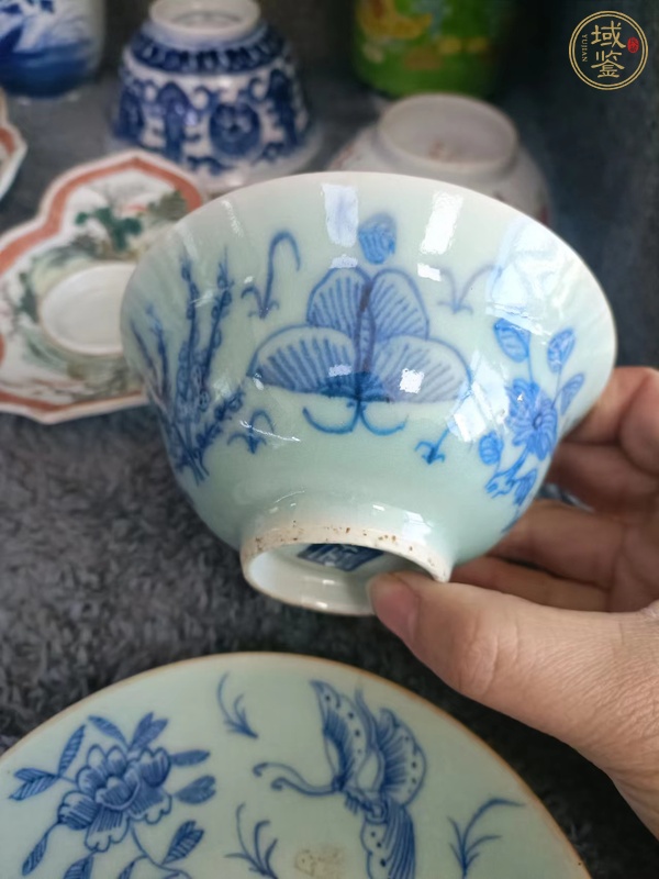 古玩陶瓷花蝶紋青花杯盤真品鑒賞圖