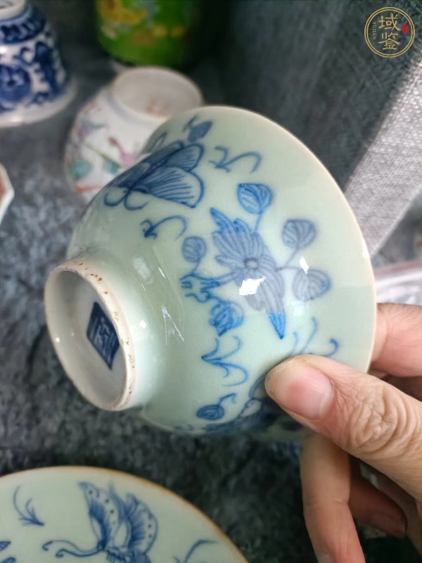 古玩陶瓷花蝶紋青花杯盤真品鑒賞圖