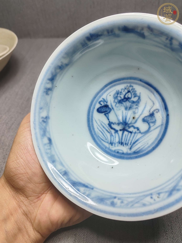 古玩陶瓷花卉紋青花碗真品鑒賞圖