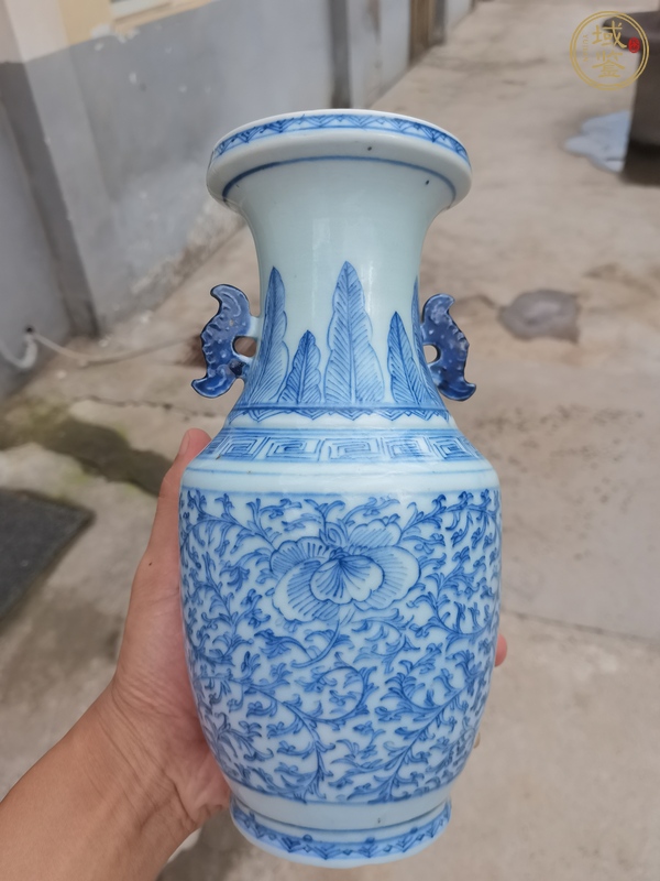 古玩陶瓷花卉紋青花雙耳盤口瓶真品鑒賞圖