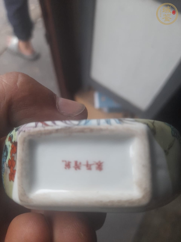 古玩陶瓷粉彩貼花人物紋鼻煙壺真品鑒賞圖