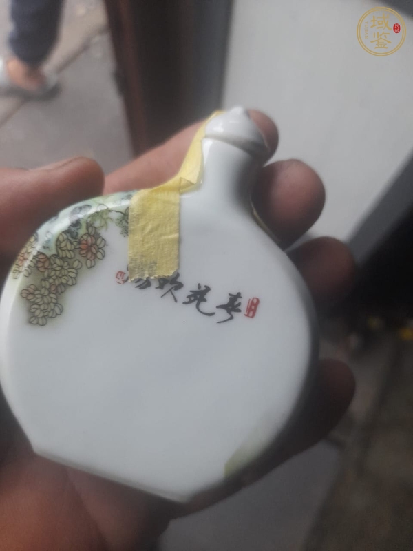 古玩陶瓷粉彩貼花人物紋鼻煙壺真品鑒賞圖