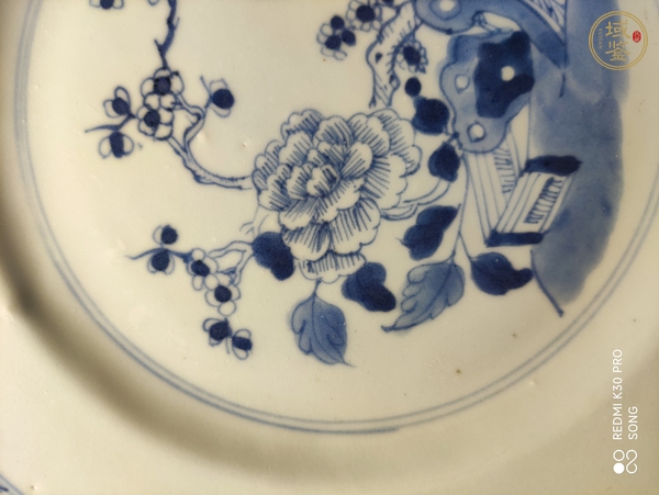 古玩陶瓷青花洞石花卉紋折沿盤真品鑒賞圖