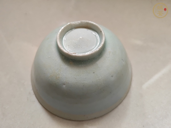 古玩陶瓷青白釉花卉紋茶碗真品鑒賞圖